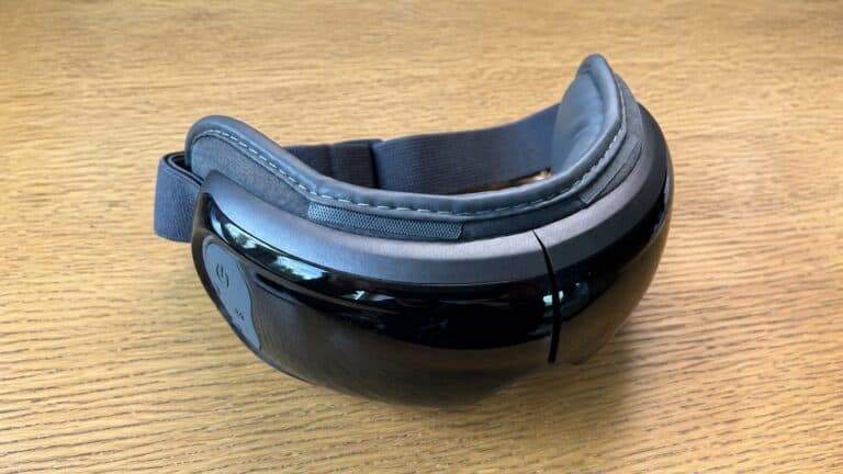 RENPHO Eyeris 3 eye massager on a wooden table